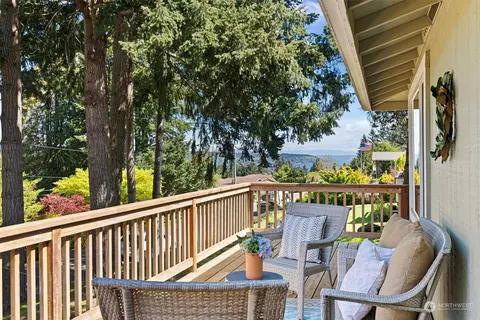 7209 Pioneer Way, Gig Harbor, WA 98335