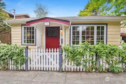 3843 Carr Pl N, Seattle, WA 98103