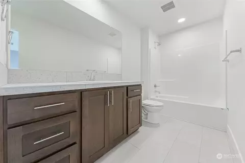Bath - 604 Pagget Ave, Winlock, WA 98596 photo 2 of 4