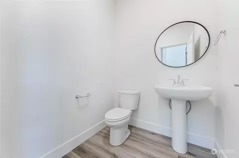 Bath - 604 Pagget Ave, Winlock, WA 98596 photo 1 of 4