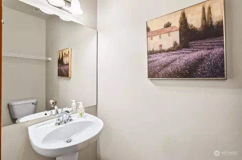 Bath - 2915 Belmonte Ln, Everett, WA 98201 photo 1 of 6