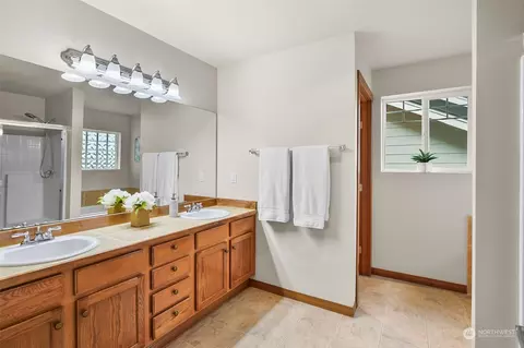 Bath - 2915 Belmonte Ln, Everett, WA 98201 photo 2 of 6
