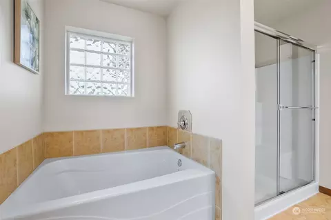 Bath - 2915 Belmonte Ln, Everett, WA 98201 photo 4 of 6