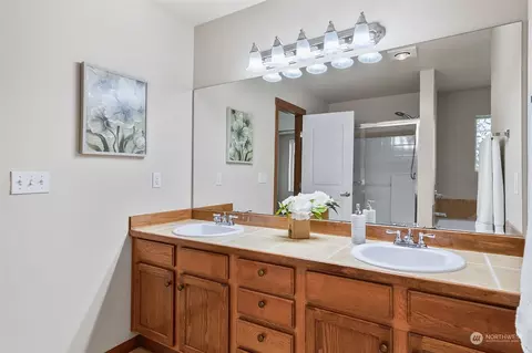 Bath - 2915 Belmonte Ln, Everett, WA 98201 photo 3 of 6