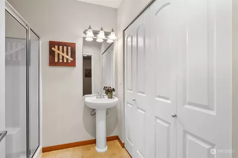 Bath - 2915 Belmonte Ln, Everett, WA 98201 photo 6 of 6