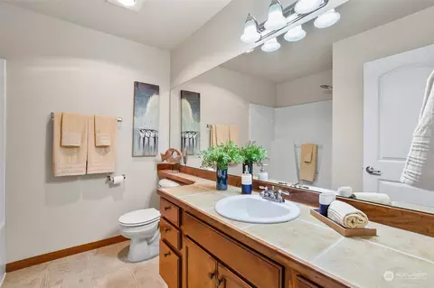 Bath - 2915 Belmonte Ln, Everett, WA 98201 photo 5 of 6