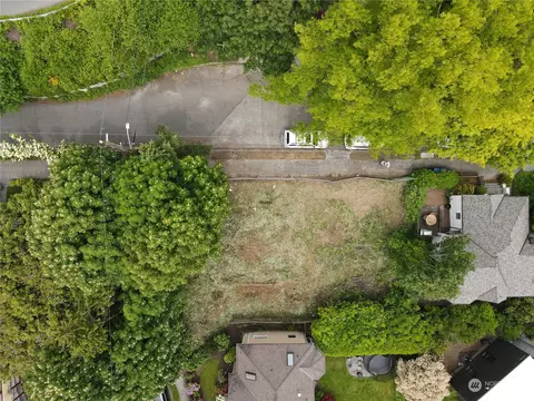203 Highland Dr, Seattle, WA 98109