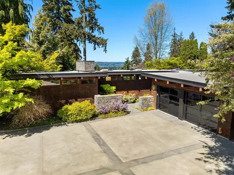 9320 NE 24th St, Clyde Hill, WA 98004
