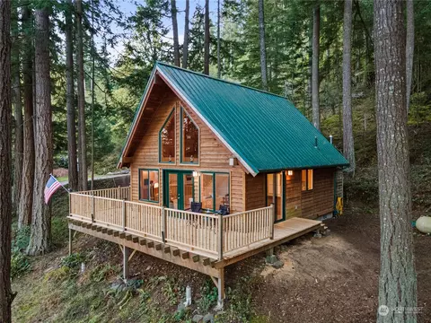 2997 Hummingbird Pl, Lummi Island, WA 98262