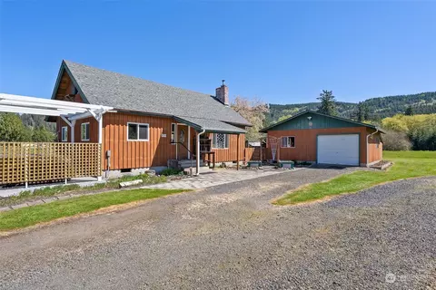 570 Bond Rd, Castle Rock, WA 98611