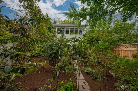 Exterior - 714 20th Ave E, Seattle, WA 98112 photo 2 of 8