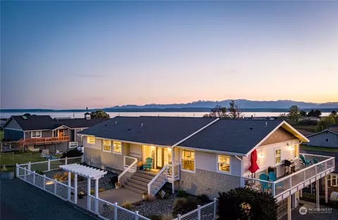 246 Lighthouse Way, Freeland, WA 98249