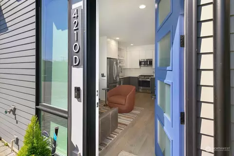Entry Way - 4210 Evanston Ave N #D, Seattle, WA 98103 photo 3 of 3