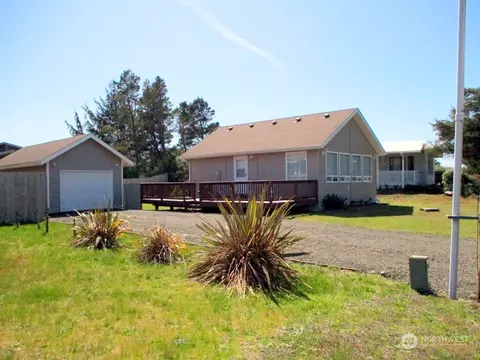 191 Jib St NW, Ocean Shores, WA 98569