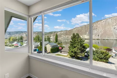 Living - 325 Beach Dr, Orondo, WA 98843 photo 3 of 5