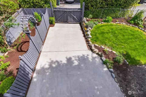 Exterior - 1019 Colby Ave, Everett, WA 98201 photo 9 of 10