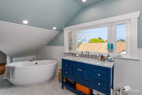 Bath - 1019 Colby Ave, Everett, WA 98201 photo 2 of 4