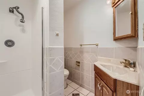 Bath - 12331 Possession Ln, Edmonds, WA 98026 photo 2 of 2