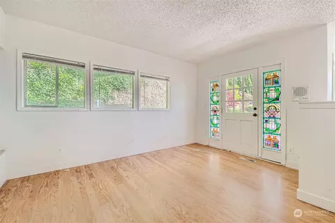 Living - 12331 Possession Ln, Edmonds, WA 98026 photo 2 of 2