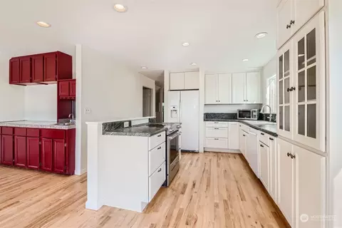 Kitchen - 12331 Possession Ln, Edmonds, WA 98026 photo 3 of 5