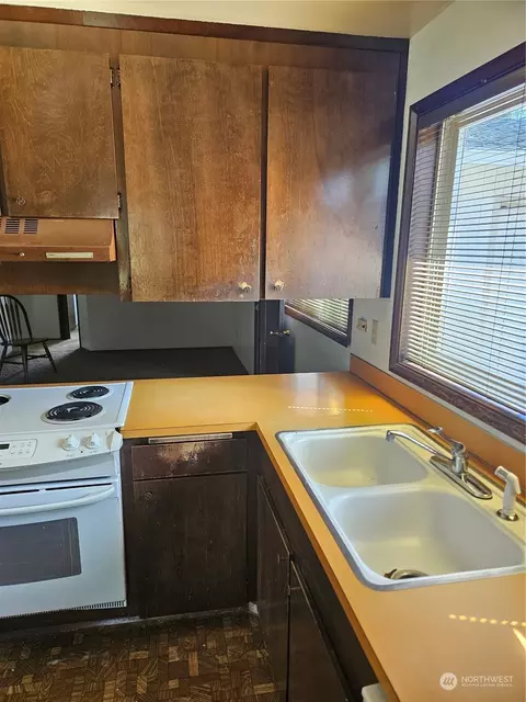 Kitchen - 16616 17th Ave E, Spanaway, WA 98387 photo 2 of 4