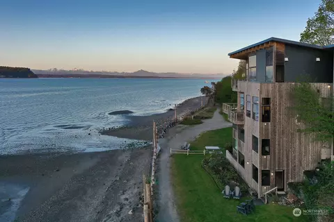 304 1st St #101, Langley, WA 98260