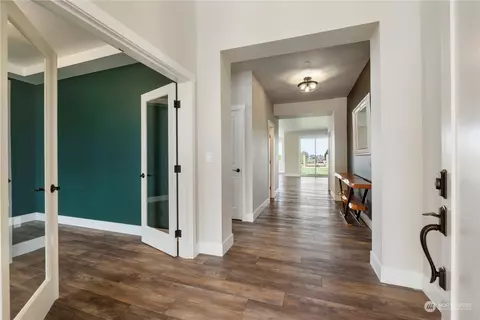 Entry Way - 20514 SE 424th St, Enumclaw, WA 98022 photo 1 of 4