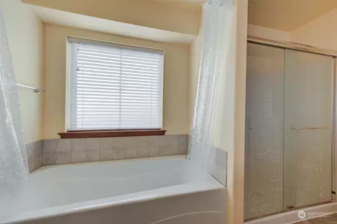 Bath - 2016 Neilsen Ave, Enumclaw, WA 98022 photo 4 of 5