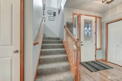 Entry Way - 2016 Neilsen Ave, Enumclaw, WA 98022 photo 3 of 4