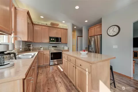 Kitchen - 2016 Neilsen Ave, Enumclaw, WA 98022 photo 2 of 7
