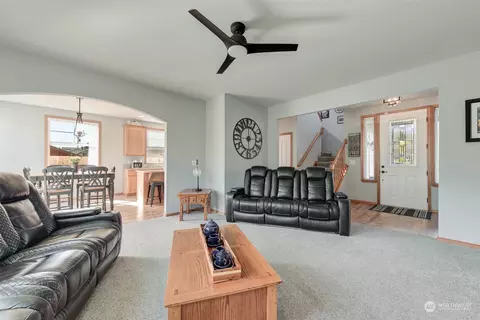 Living - 2016 Neilsen Ave, Enumclaw, WA 98022 photo 2 of 4