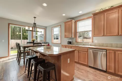 Kitchen - 2016 Neilsen Ave, Enumclaw, WA 98022 photo 4 of 7