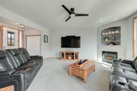 Living - 2016 Neilsen Ave, Enumclaw, WA 98022 photo 3 of 4