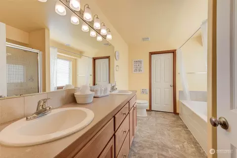 Bath - 2016 Neilsen Ave, Enumclaw, WA 98022 photo 3 of 5
