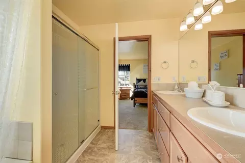 Bath - 2016 Neilsen Ave, Enumclaw, WA 98022 photo 5 of 5