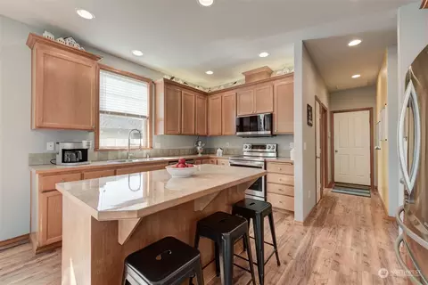 Kitchen - 2016 Neilsen Ave, Enumclaw, WA 98022 photo 3 of 7