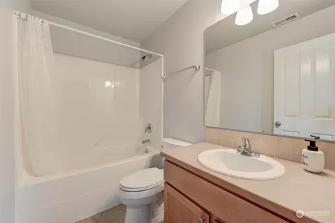 Bath - 2016 Neilsen Ave, Enumclaw, WA 98022 photo 2 of 5