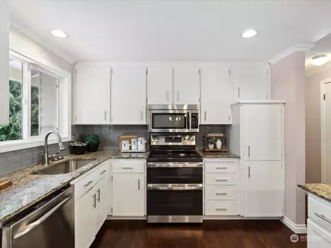 Kitchen - 504 75th Pl SW, Everett, WA 98203 photo 6 of 6