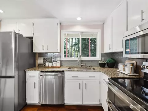 Kitchen - 504 75th Pl SW, Everett, WA 98203 photo 5 of 6