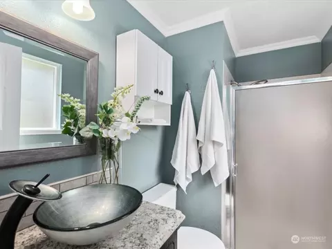 Bath - 504 75th Pl SW, Everett, WA 98203 photo 2 of 5