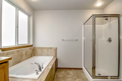 Bath - 23018 42nd Dr SE, Bothell, WA 98021 photo 2 of 4