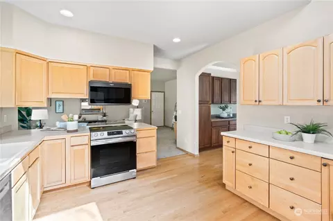 Kitchen - 218 170th Pl SE, Bothell, WA 98012 photo 3 of 3