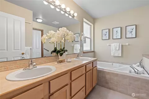 Bath - 218 170th Pl SE, Bothell, WA 98012 photo 2 of 4