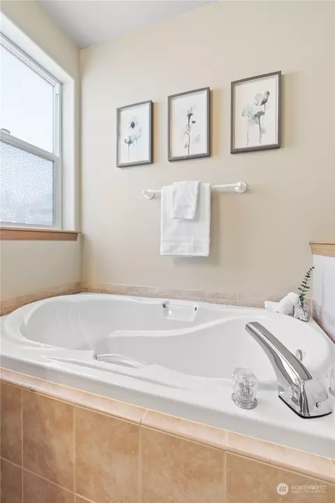 Bath - 218 170th Pl SE, Bothell, WA 98012 photo 3 of 4