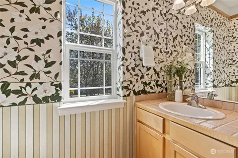 Bath - 218 170th Pl SE, Bothell, WA 98012 photo 1 of 4