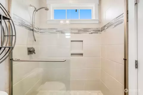 Bath - 17122 54th Ave SE, Bothell, WA 98012 photo 3 of 5