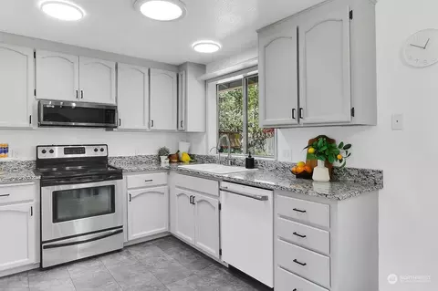 Kitchen - 3 E B E Mcgill Ave, Everett, WA 98208 photo 2 of 3