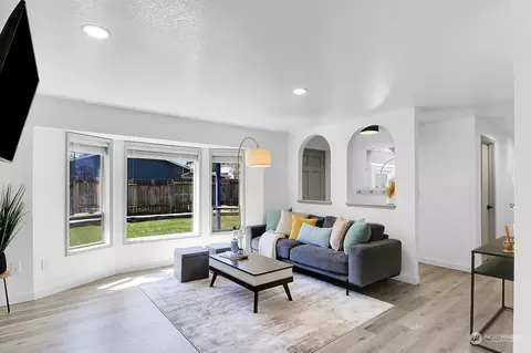 Living - 3 E B E Mcgill Ave, Everett, WA 98208 photo 3 of 4