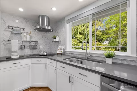 Kitchen - 4817 Bayview Ln, Everett, WA 98203 photo 4 of 4