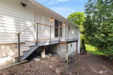 Exterior - 4817 Bayview Ln, Everett, WA 98203 photo 3 of 8